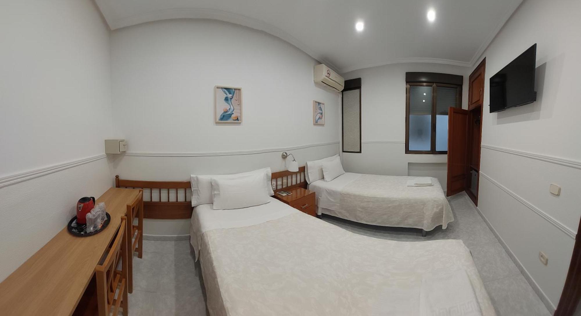 Hostal Dulcinea Madrid Exterior photo