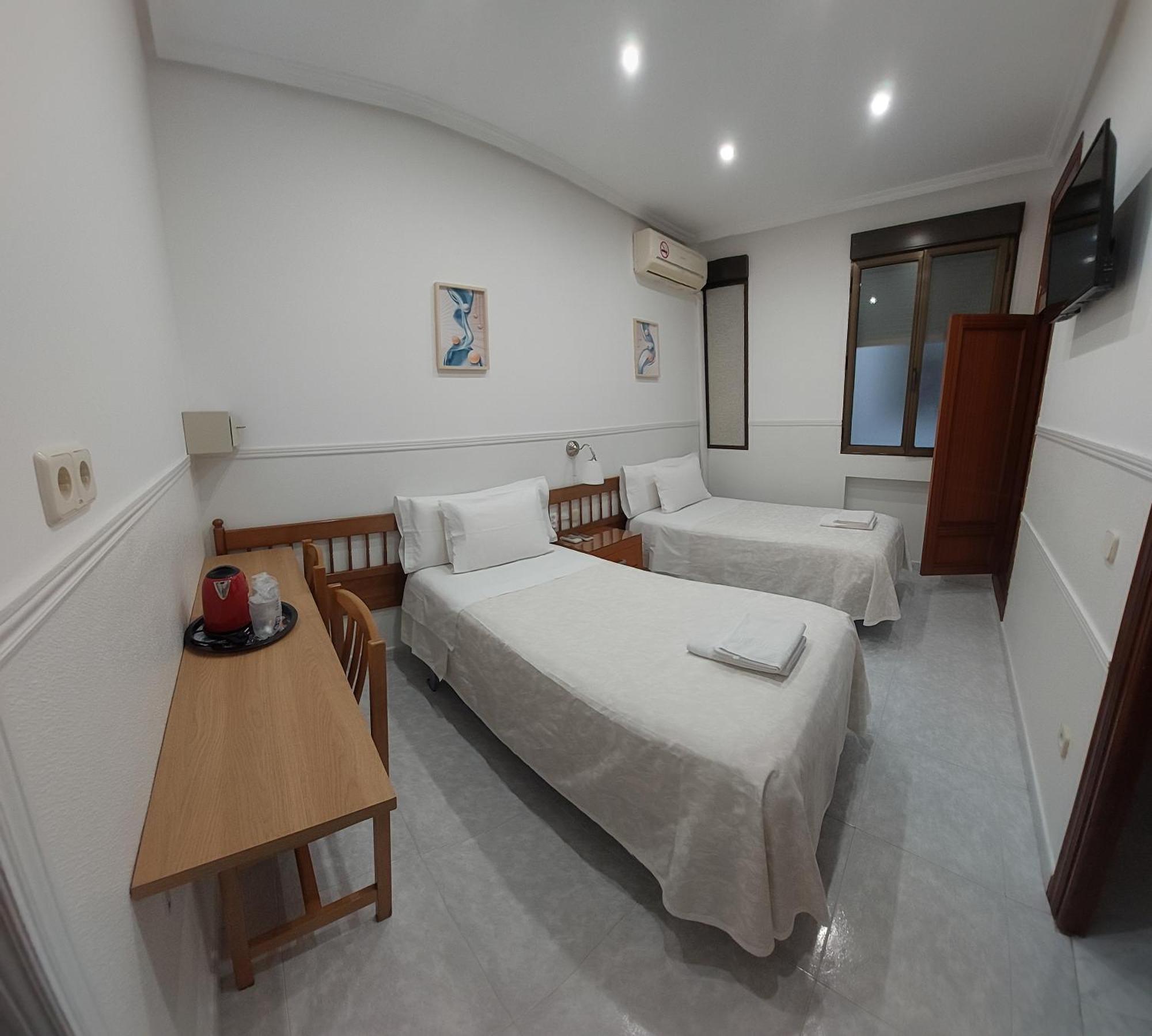 Hostal Dulcinea Madrid Exterior photo