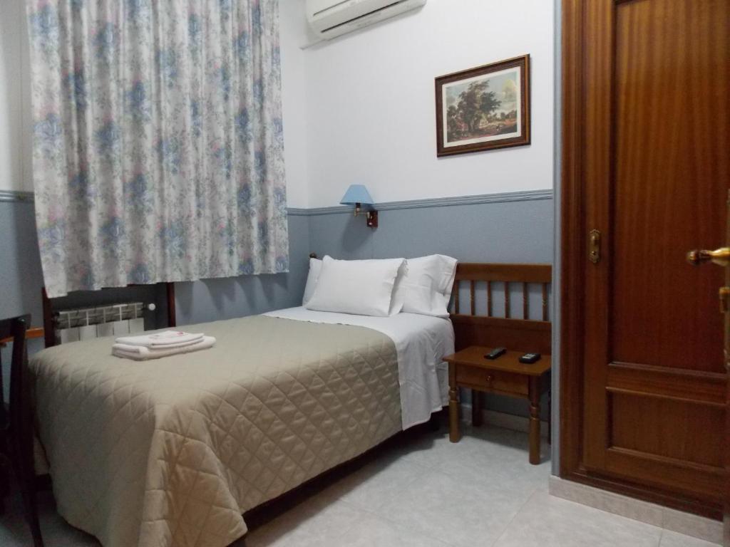 Hostal Dulcinea Madrid Exterior photo